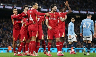 Liverpool thắng cách biệt Man City trên sân Etihad